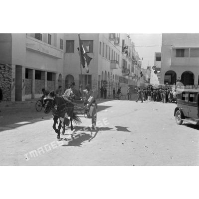 Carriole tirée par une mule dans les rues de Benghazi.