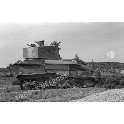 Un char britannique Vickers Mark-V détruit baptisé Churchill et immatriculé T22666.