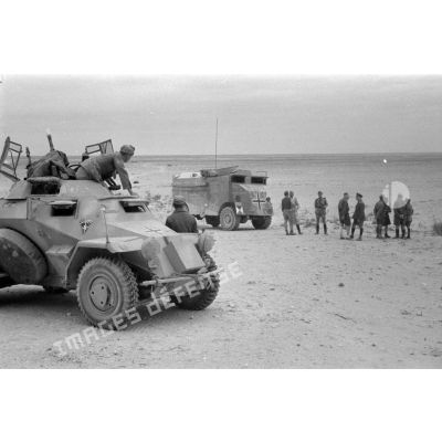 Un blindé de reconnaissance Sd.Kfz-222 devant le "Mammoth" de Rommel.