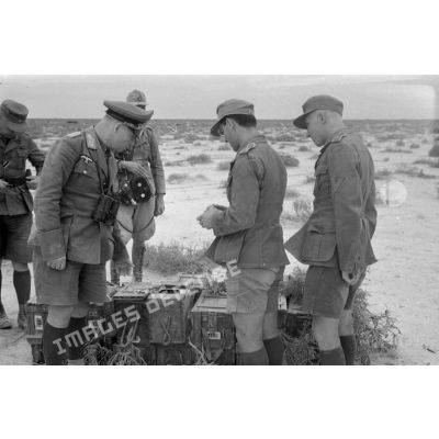 Le général Erwin Rommel inspecte des caisses de munitions prises aux Britanniques.