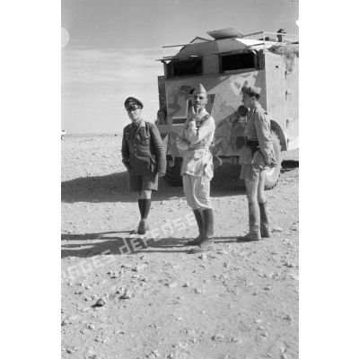 Le général Erwin Rommel avec deux officiers italiens devant son "Mammoth".