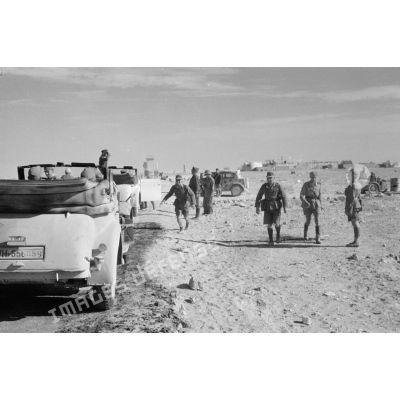 L'état-major d'Erwin Rommel circule à bord d'une voiture Kfz-4 et deux voitures Kfz-21 arrêtées près du fort Capuzzo.