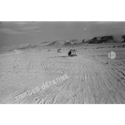 Des voitures de l'état-major de la 5e division légère (Leichte-Division) roulent sur la via Balbia et dans le désert, le long de la côte.