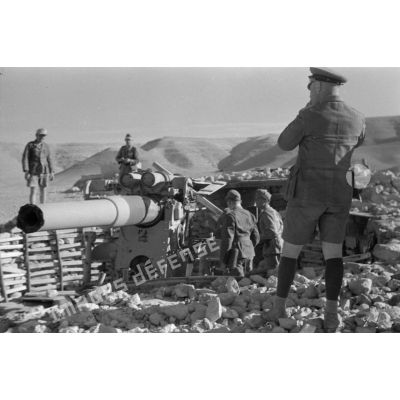 Le général Erwin Rommel inspecte une batterie d'artillerie abandonnée par ses servants.
