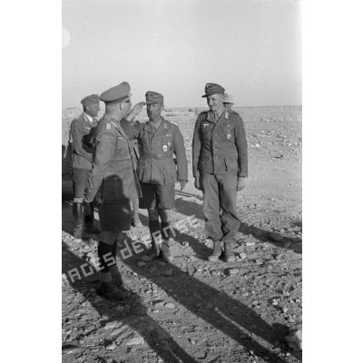 Le Generalleutnant Rommel est salué par l'Hauptmann Bach, Kommandeur du I-Schtz.Rgt-104 de la 15-Pz.Div.