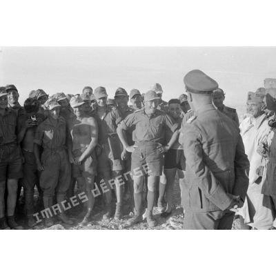 Le général Erwin Rommel entouré de soldats allemands.