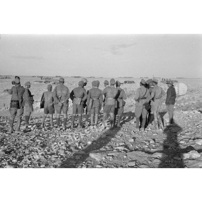 L'état-major accompagnant Erwin Rommel rassemblé face à la côte.