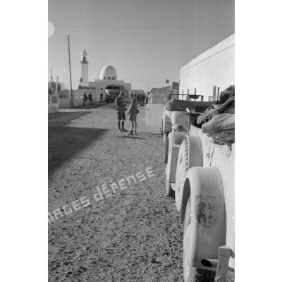Arrivée des véhicules de l'état-major de Rommel à Bardia, au fond une mosquée de la ville.
