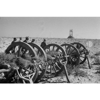 Lors d'une inspection de Rommel, l'avant-train des canons italiens abandonnés.