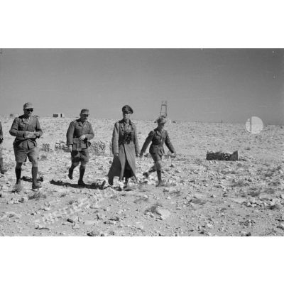 Lors d'une visite de position italiennes, le général Erwin Rommel accompagné de trois officiers allemands.