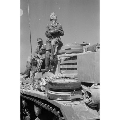 Un colonel (Oberstleutnant) et le lieutenant (Leutnant) Boenisch sur la tourelle d'un char Panzer III de commmandement (Befehlspanzerwagen-III).