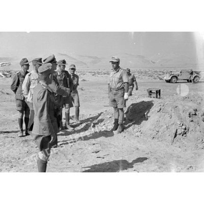 Le général (Generalleutnant) Erwin Rommel et le général (Generalmajor) Alfred Gause écoutent le rapport d'un soldat.