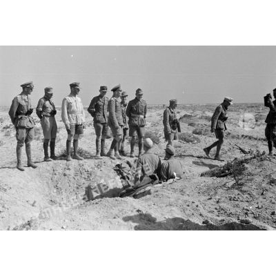 Les généraux Rommel et Gause s'arrêtent devant une tranchée occupée par des fantassins du Schützen-Regiment 104 (I-Schtz.Rgt-104).