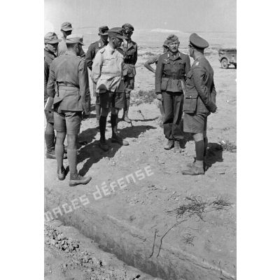 Un groupe d'officiers et les généraux Gause et Rommel écoutent le rapport d'un lieutnant (Leutnant).