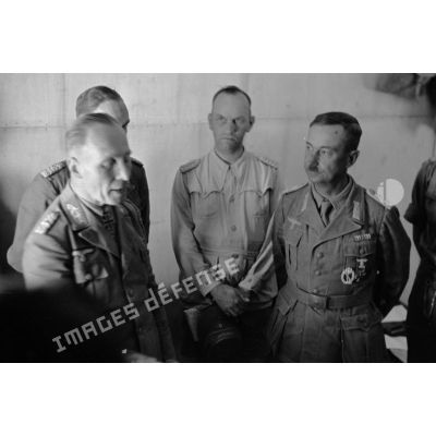 Les généraux Rommel et Gause, entourés d'officiers, parlent avec le capitaine (Hauptmann) Wilhelm Bach.