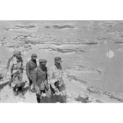 Les généraux Rommel et Gause visitent les reliefs qui surplombent la passe d'Halfaya.