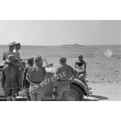 Les généraux Rommel et Gause parlent avec le capitaine (Hauptman) Wilhelm Bach depuis leur voiture Horch-Commandeur-Cabriolet.