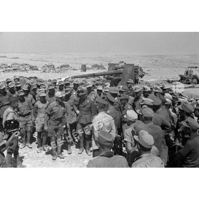 Les généraux Rommel et Gause, de dos, entourés de soldats, devant un canon de 8,8 cm FlaK-18-L56.