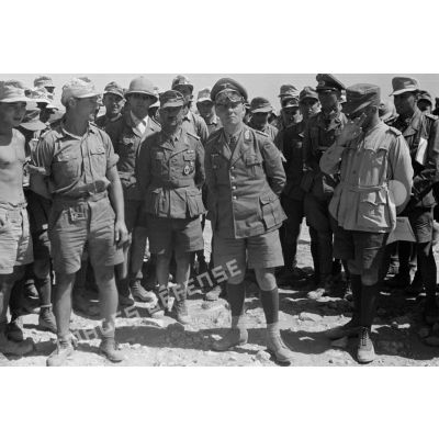 Les généraux Rommel et Gause et le capitaine (Hauptmann) Bach entourés de soldats.