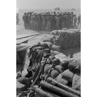Un groupe d'artilleurs allemands entoure les géréraux Rommel et Gause (non visibles sur la photo).