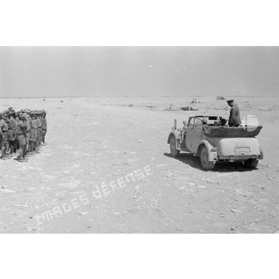 Rommel dans sa voiture Horch-Commandeur cabriolet passe devant une formation allemande au garde-à-vous.