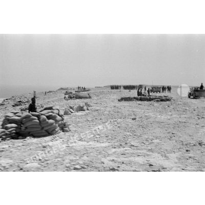 Vue des positions italiennes de la passe d'Halfaya, alvéoles d'artillerie, canon britannique Ordnance QF de 2 livre.