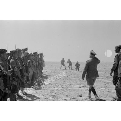 Le général Erwin Rommel salue les hommes de la batterie du commandant Pardi qui prèsentent les armes.