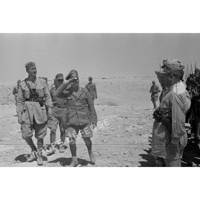 Le général Erwin Rommel passe les troupes en revue, il est accompagné du Maggiore PARDI et suivi de l'Unteroffizier Moselli.