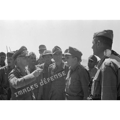 Le général Erwin Rommel, par l'intermédiaire de Moselli, discute avec le Maggiore Pardi et les soldats italiens.