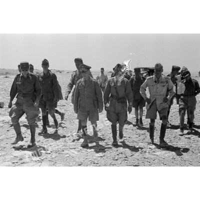 Le général Erwin Rommel, entouré du Maggiore Pardi, du sous-officier (Unteroffizier) Moselli, et peut-être du général Conte Di Calvi (à confirmer).