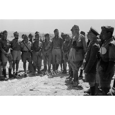 Le général Erwin Rommel passe en revue les hommes du Maggiore Pardi.
