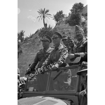 Le général (Generalleutnant) Erwin Rommel, le général Gastone Gambara et le général (Generalmajor) Johann von Ravenstein assistent à la fantasia.