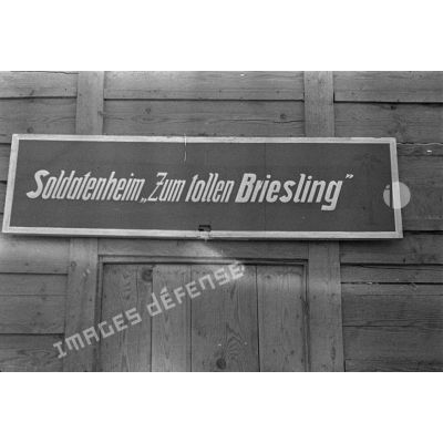 Panneau du foyer des soldats (Soldatenheim) baptisé Zum tollen Briesling.