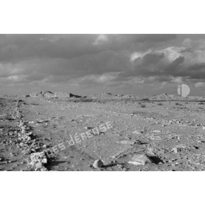 Le désert et des ruines de bâtiments.