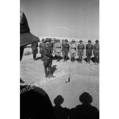 L'aumônier militaire dirige la cérémonie, à sa gauche les généraux Rommel et Gause, des officiers allemands et italiens.