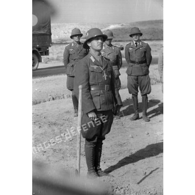 L'aumônier militaire, derrière lui les généraux Rommel et Gause et des officiers allemands et italiens.