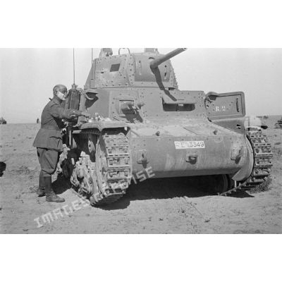 Un officier italien se rase près d'un char M13/40, ce char est un des chars de complément de l'unité.