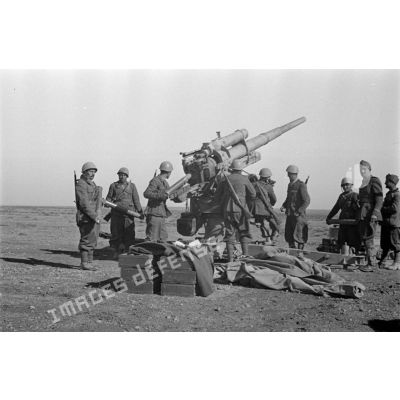 Un canon de 8,8 cm FlaK-18 utilisé par des artilleurs italiens en action.