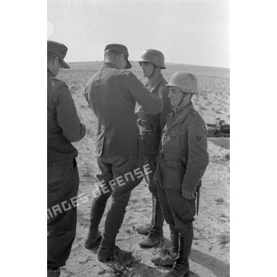 Un colonel (Oberst) remet la croix de fer de 1re classe à deux soldats du Génie allemand.