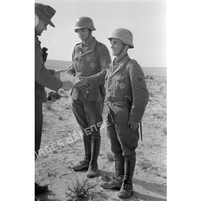 Un colonel (Oberst) remet la croix de fer de 1re classe à deux soldats du Génie allemand.