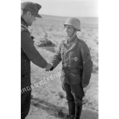 Poignée de main entre le soldat décoré et son officier.