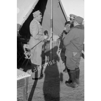 Le maréchal (Generalfeldmarschall) Albert Kesselring et le général d'armée Ugo Cavarello parlent en compagnie d'un Major près d'une tente.