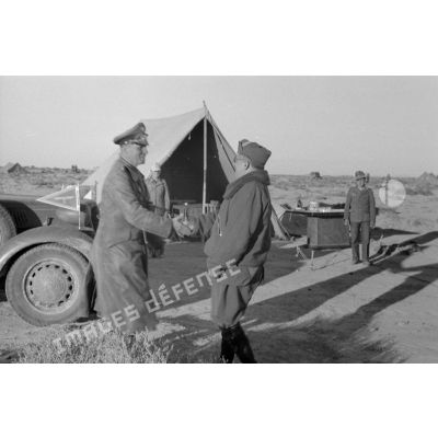 Le général Ugo Cavarello accueille le général (General der Panzertruppe) Erwin Rommel.