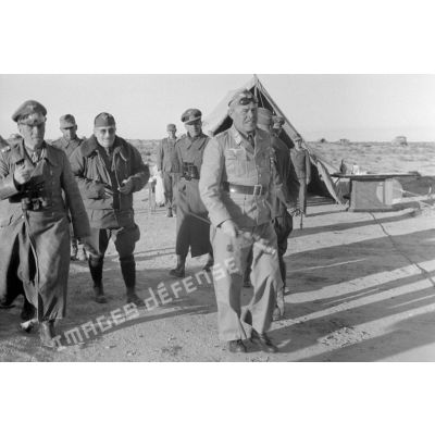 Les généraux Rommel et Cavarello, le maréchal Kesselring, se dirigent vers un avion Fi-156 Storch (pas visible).