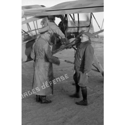 Le maréchal Kesselring et le général Cavarello saluent Rommel puis montent dans l'avion Fi-156 Storch.
