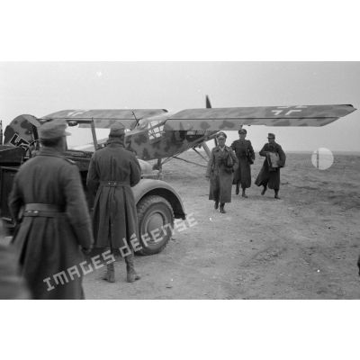 Le général Erwin Rommel descend d'un avion de liaison Fi-156 Storch et rejoint des officiers qui le saluent.