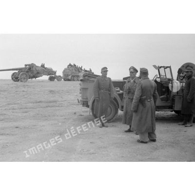 Le général Erwin Rommel et deux officiers devant une voiture Kfz-16.