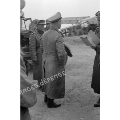 Le général Erwin Rommel entouré d'officiers dont un appartenant à la Luftwaffe et l'Oberstleutnant Westphal.