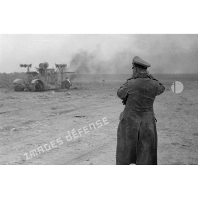 Le général Erwin Rommel photographie le canon britannique en train de brûler.