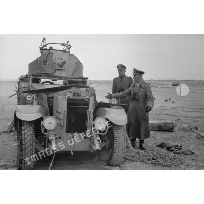 Le blindé britannique Rolls-Royce armoured car est inspecté par le général Erwin Rommel et l'Oberstleutnant Westphal.